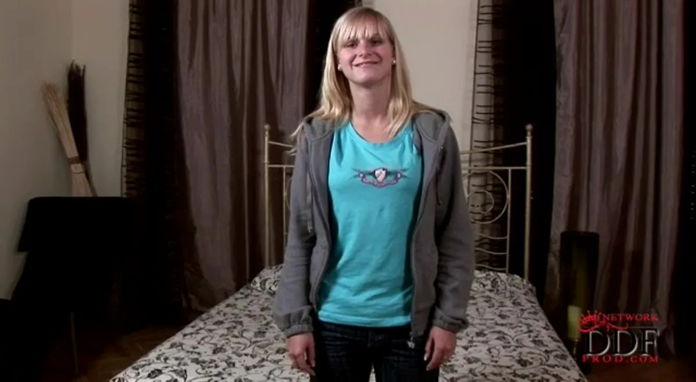 Newcomer exposing her tempting naked body - PornWorld - 96810