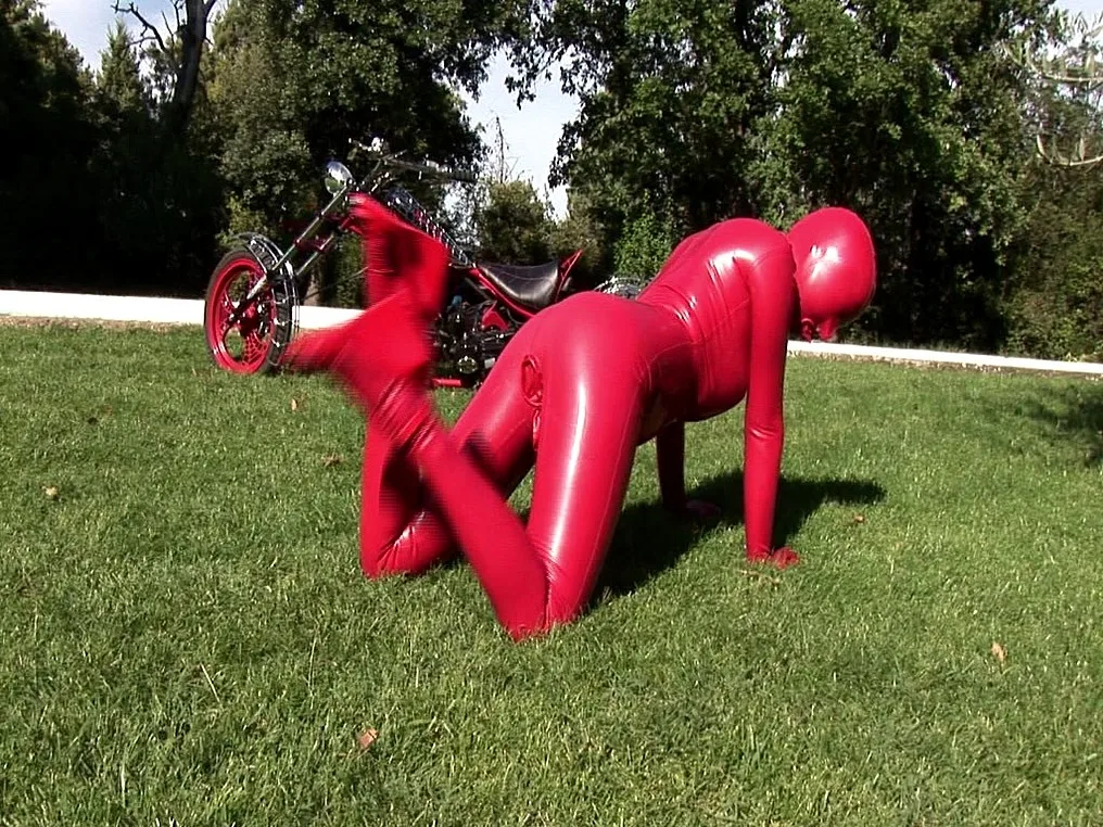 Busty babe toying in full latexwear - PornWorld - 97022