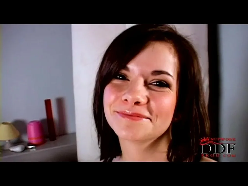 Slender newcomer posing her legs & feet - PornWorld - 98272