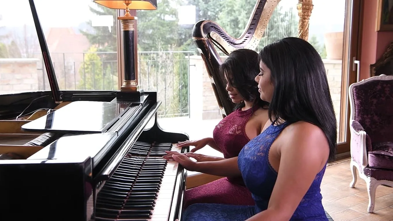 Busty Lesbians Cum Hard - PornWorld - 114358