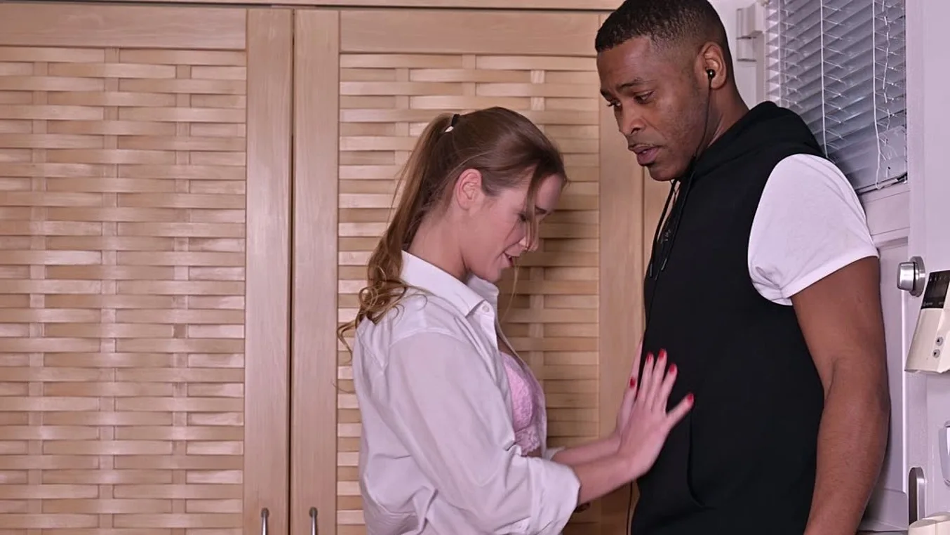 Alexis Crystal Orders Extra Sausage from Black Pizza Delivery Guy GP1832 - PornWorld - 119162