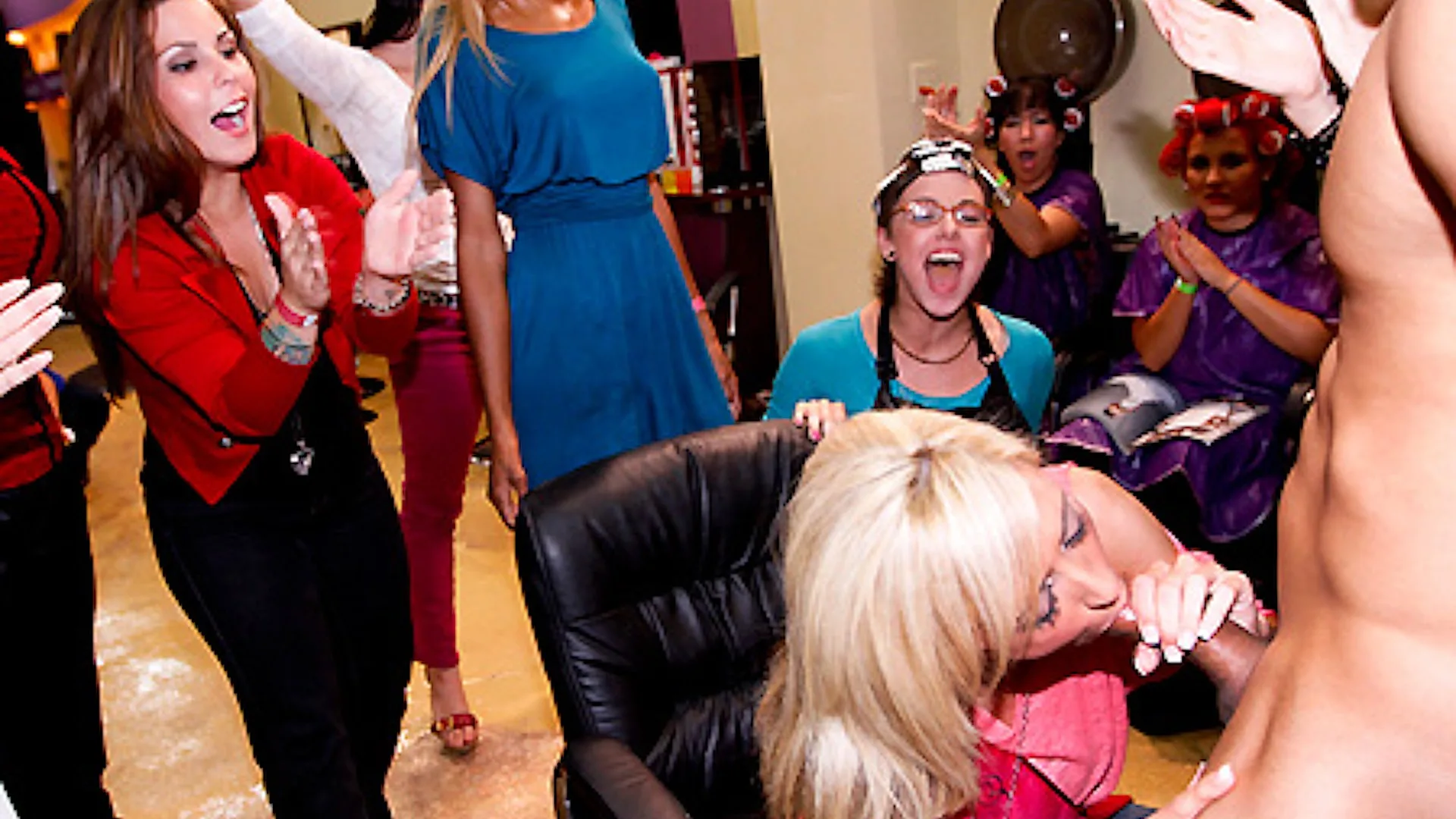 Party in the Salon - Dancing Bear - 41774