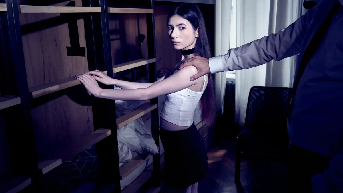 Welcome To Your New Family - Dark Room VR - 1136795